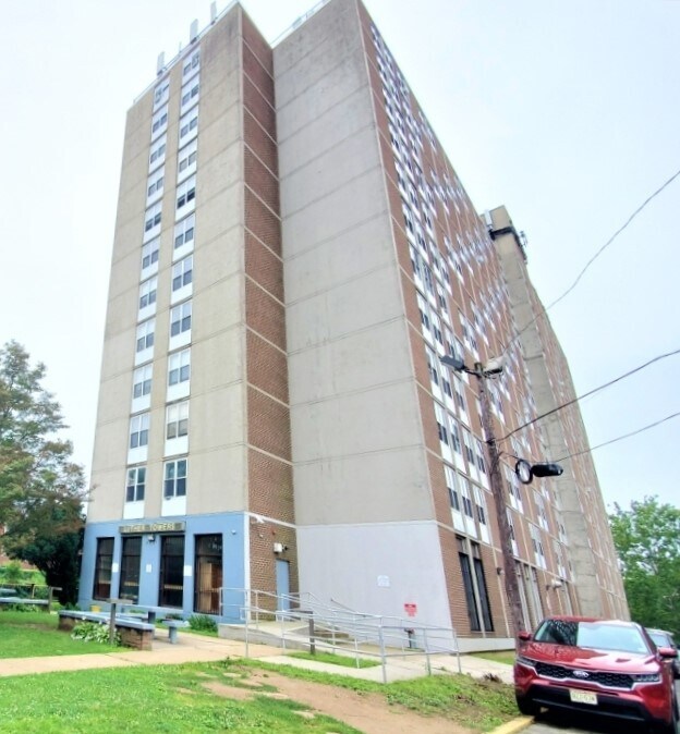 488 W State St in Trenton, NJ - Building Photo