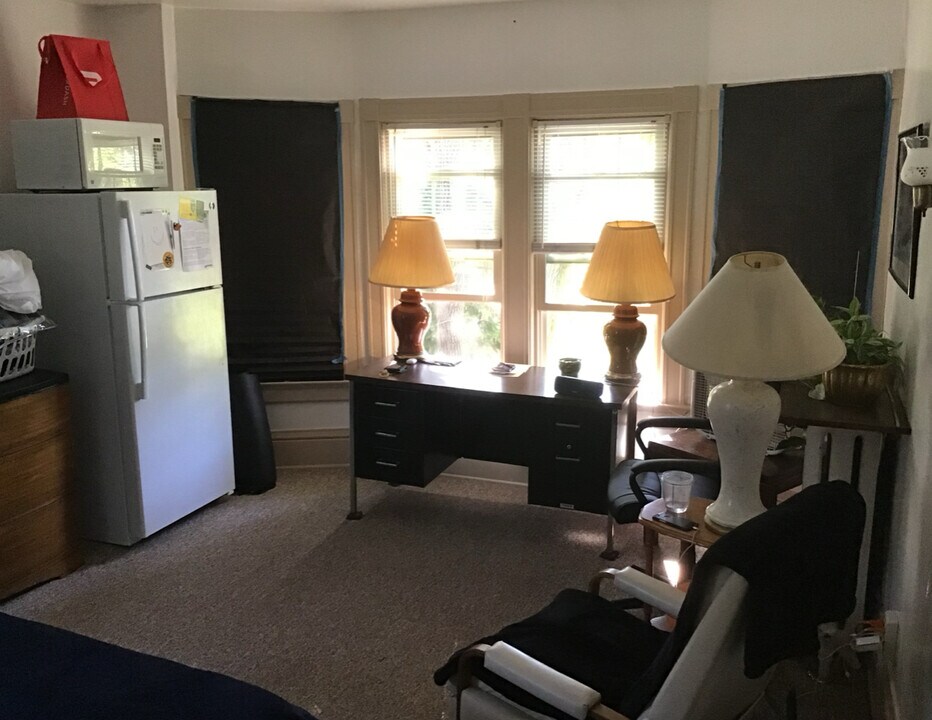 3236 N Downer Ave, Unit Furnished Studio Room in Milwaukee, WI - Building Photo