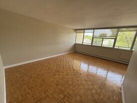 1061 Queen's Blvd in Kitchener, ON - Building Photo