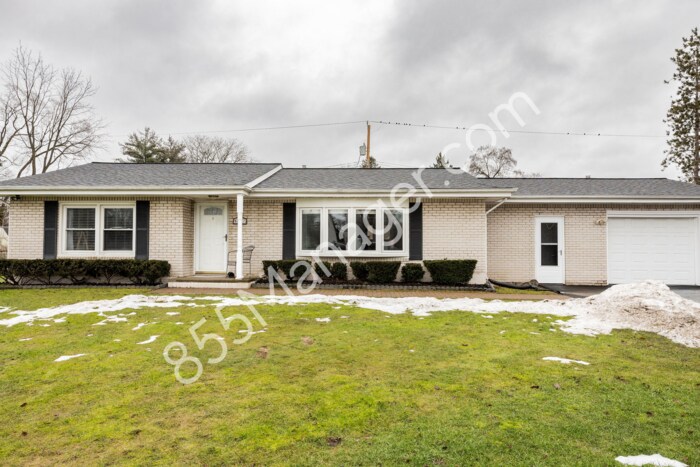 6051 Andersonville Rd in Waterford Township, MI - Building Photo