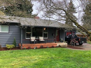 3850 Crestview Dr S in Salem, OR - Building Photo - Building Photo