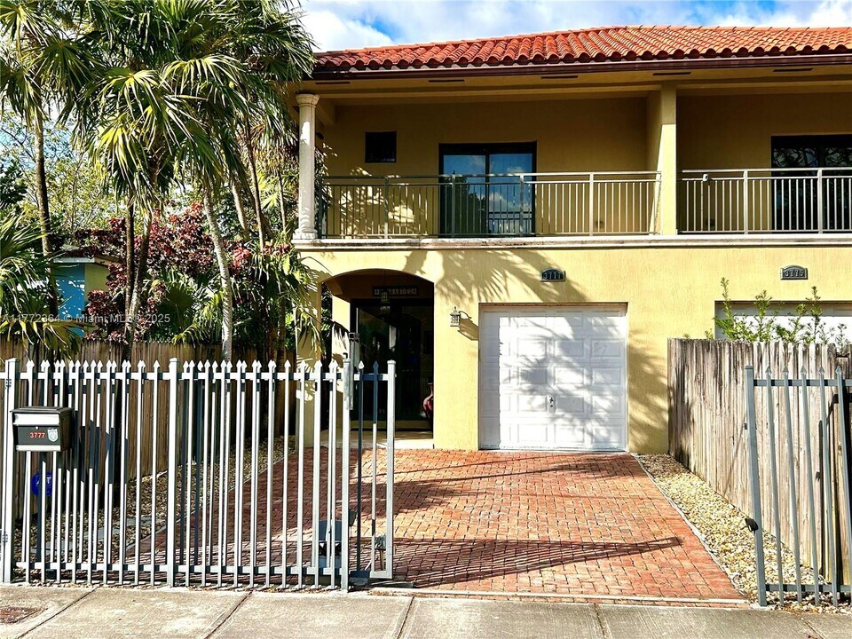 3777 SW 28th St in Miami, FL - Building Photo