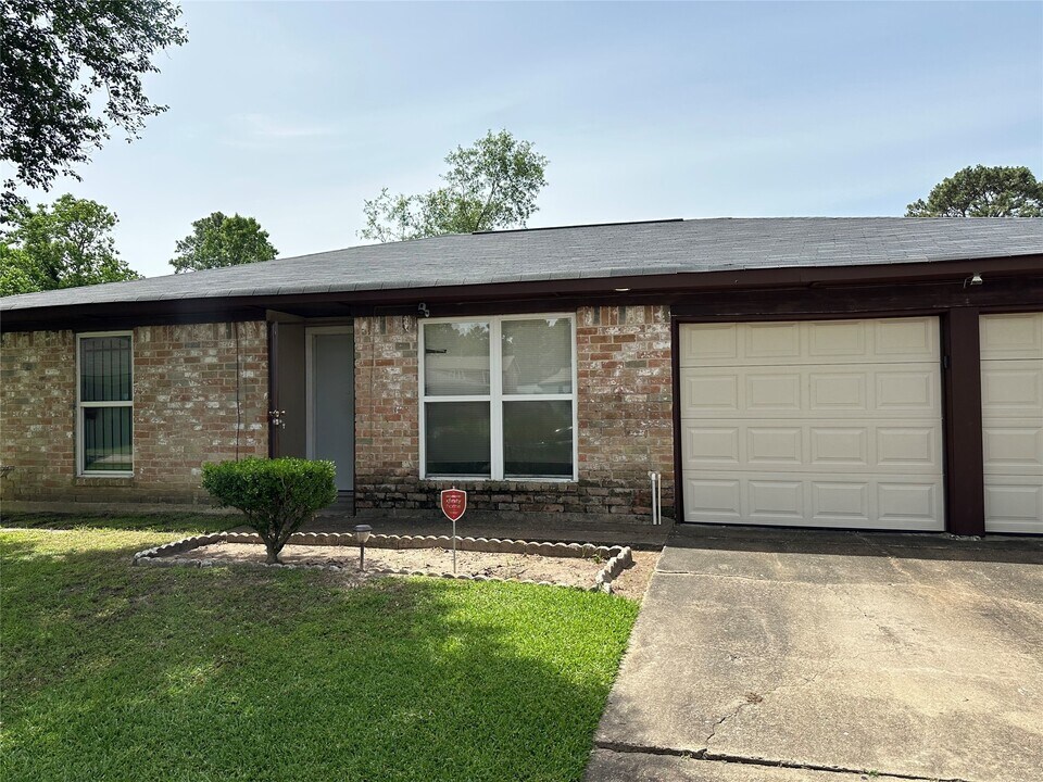9942 Valley Mill Ct in Houston, TX - Building Photo