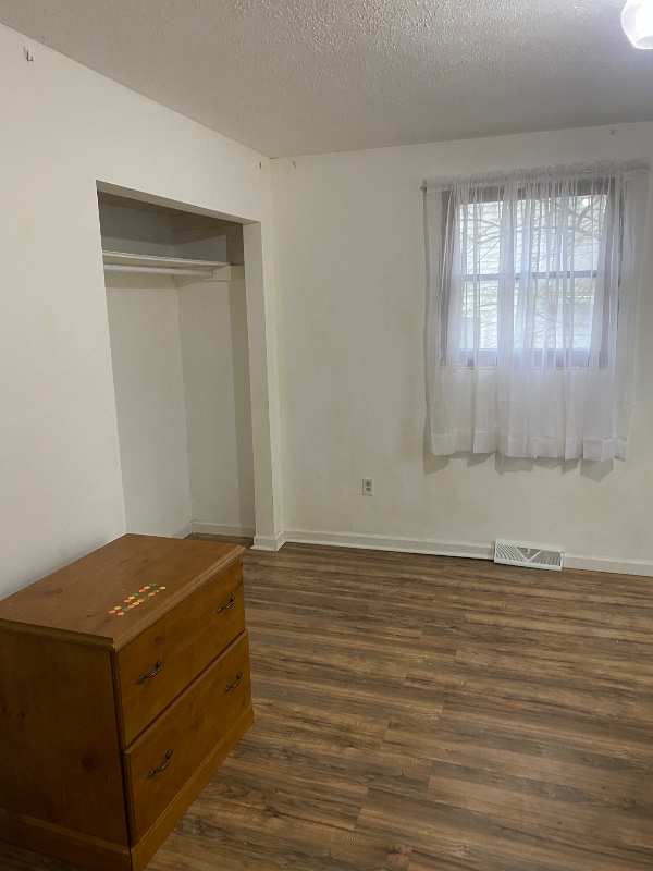 2085 Cedar St in Holt, MI - Foto de edificio - Building Photo