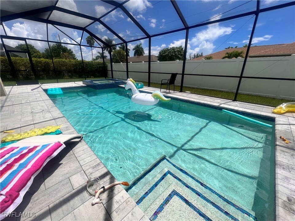 212 SW 21st St in Cape Coral, FL - Foto de edificio