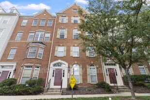 5675 Harrington Falls Ln in Alexandria, VA - Building Photo