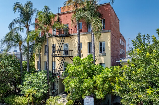 Palms at Beachwood in Los Angeles, CA - Building Photo - Primary Photo