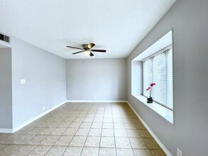 11002 Hammerly Blvd in Houston, TX - Foto de edificio - Building Photo