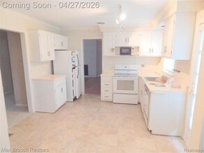 116 E Hickory Grove Rd in Bloomfield Hills, MI - Building Photo - Building Photo
