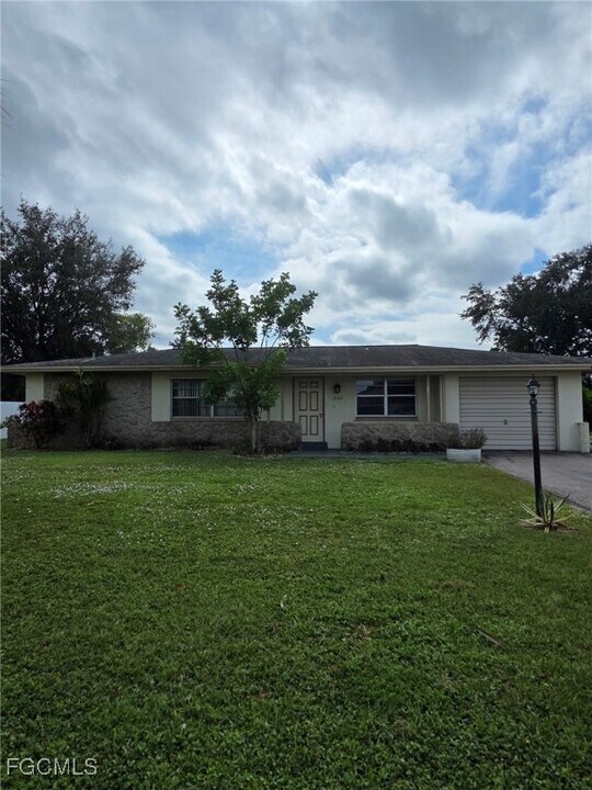 1507 Medford Pl in Lehigh Acres, FL - Building Photo