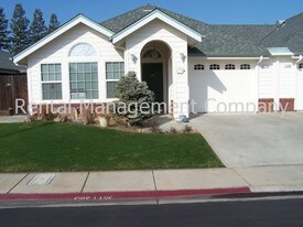 1714 E Morningstar Ln in Fresno, CA - Building Photo