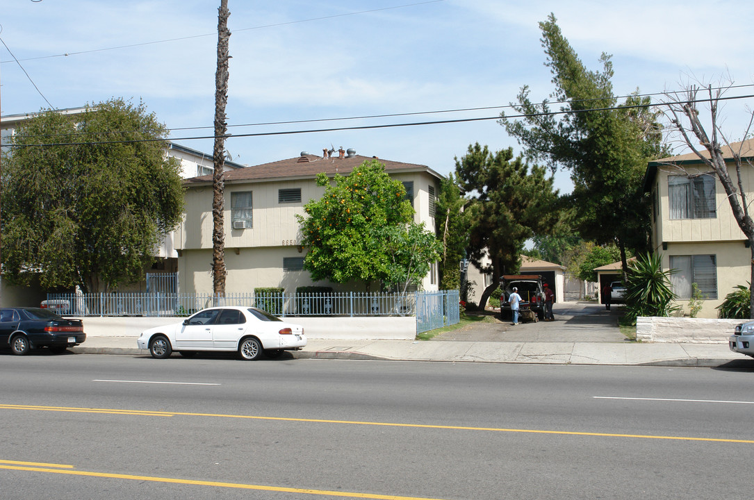 6650 Woodman Ave in Van Nuys, CA - Building Photo