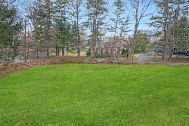 630 Quaker Rd in Chappaqua, NY - Building Photo - Building Photo