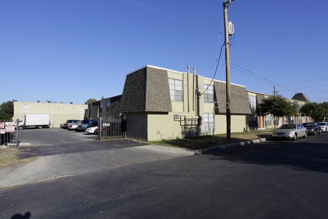 Hamilton Place Apartments in San Antonio, TX - Building Photo