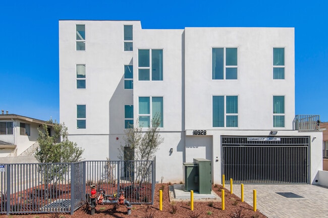 10928 S Inglewood Ave, Unit 204 in Inglewood, CA - Foto de edificio - Building Photo