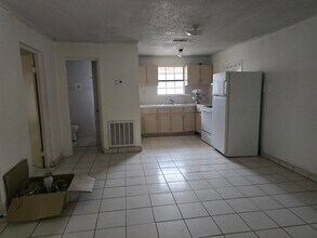 2016 S India Ave in Laredo, TX - Foto de edificio - Building Photo