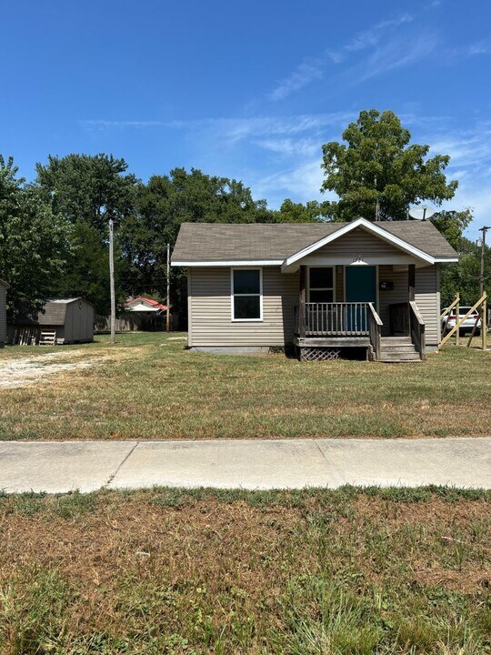 1721 W Florida St in Springfield, MO - Foto de edificio