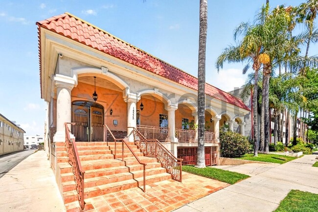 14335 Huston St in Los Angeles, CA - Foto de edificio - Building Photo