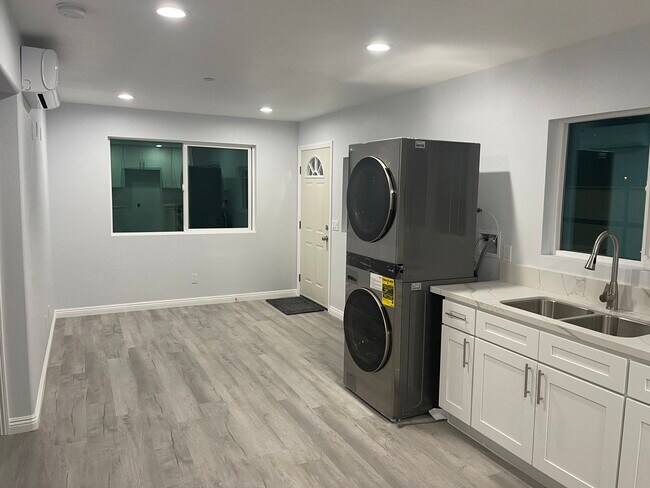 1363 Hudspeth St, Unit #2 in Simi Valley, CA - Foto de edificio - Building Photo