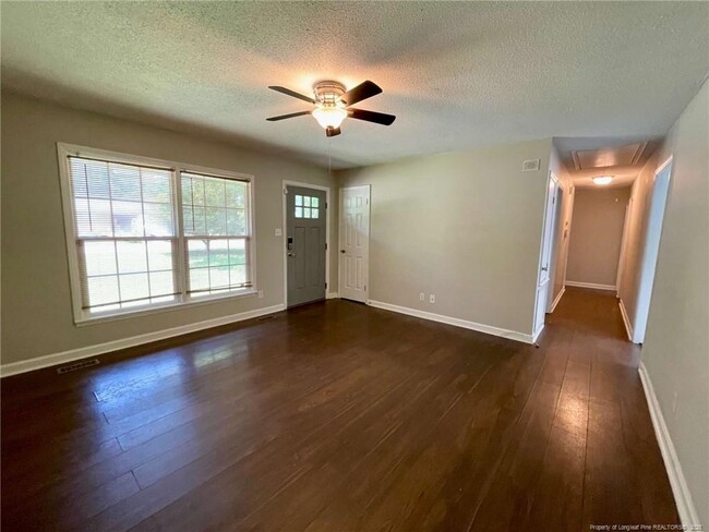 6413 Rutherglen Dr in Fayetteville, NC - Foto de edificio - Building Photo