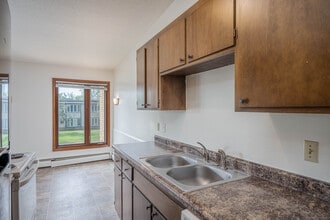 Cedar Crest Apartments in Bloomington, MN - Foto de edificio - Interior Photo