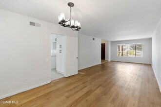 217 Smoke Tree Ave in Oak Park, CA - Building Photo - Building Photo