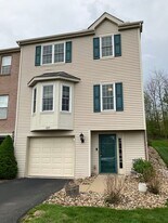 1049 Royal Dr in Canonsburg, PA - Building Photo