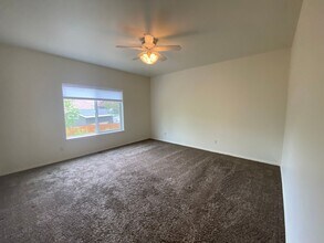 380 SE Soft Tail Loop in Bend, OR - Building Photo - Building Photo