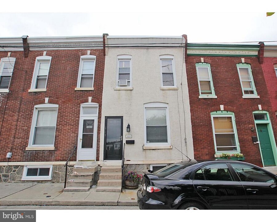 3881 Manor St in Philadelphia, PA - Building Photo