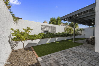 8094 E Vía Del Vencino in Scottsdale, AZ - Building Photo - Building Photo