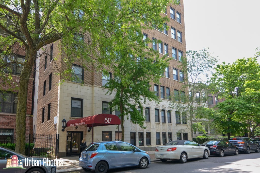 823 W Lakeside Pl, Unit M04B in Chicago, IL - Foto de edificio