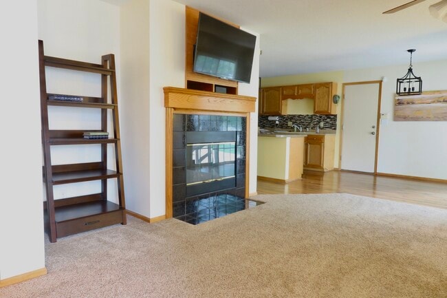9817 Suncrest Ln in Johnston, IA - Building Photo - Building Photo