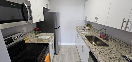 2000 NE 135th St in North Miami, FL - Building Photo - Building Photo