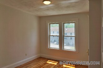 381 Crescent St, Unit 1 in Waltham, MA - Building Photo - Building Photo