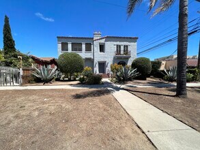 1874 S Redondo Blvd in Los Angeles, CA - Foto de edificio - Building Photo