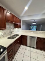 6061 N Falls Cir Dr in Lauderhill, FL - Building Photo - Building Photo