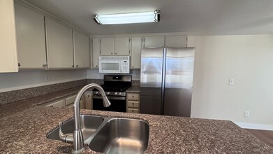 405 Stoney Point Way in Oceanside, CA - Foto de edificio - Building Photo