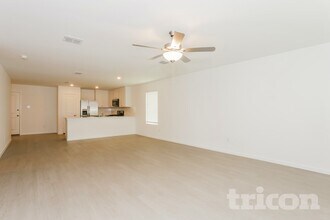 1348 Amapola Dr in Haslet, TX - Foto de edificio - Building Photo