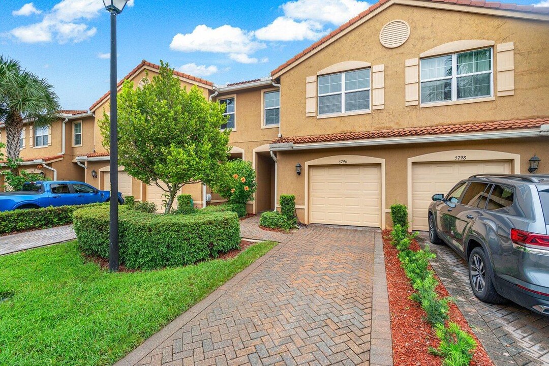 5796 Monterra Club Dr in Greenacres, FL - Building Photo