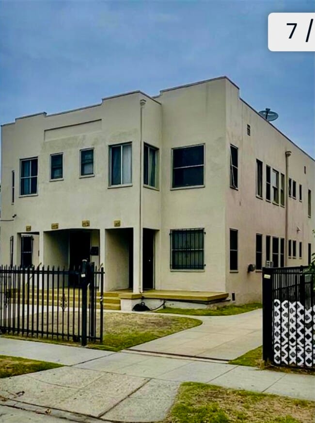 149 W 41st Pl, Unit 149 41st Place