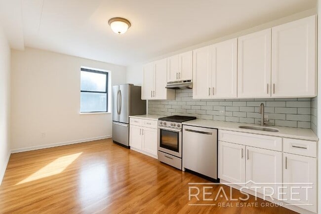 Spacious 2 Bedroom in Williamsburg!