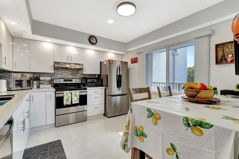 1401 SW 128th Terrace in Pembroke Pines, FL - Foto de edificio