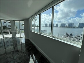 18000 N Bay Rd, Unit #204 in Sunny Isles Beach, FL - Foto de edificio - Building Photo