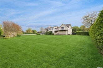 1080 Lands End Rd in Southold, NY - Building Photo - Building Photo
