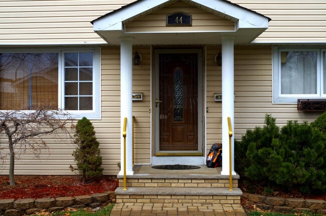 44 Scoles Ave, Unit 2 in Clifton, NJ - Foto de edificio - Building Photo