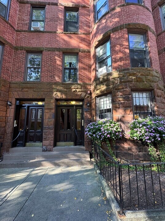 17 Follen St in Boston, MA - Building Photo