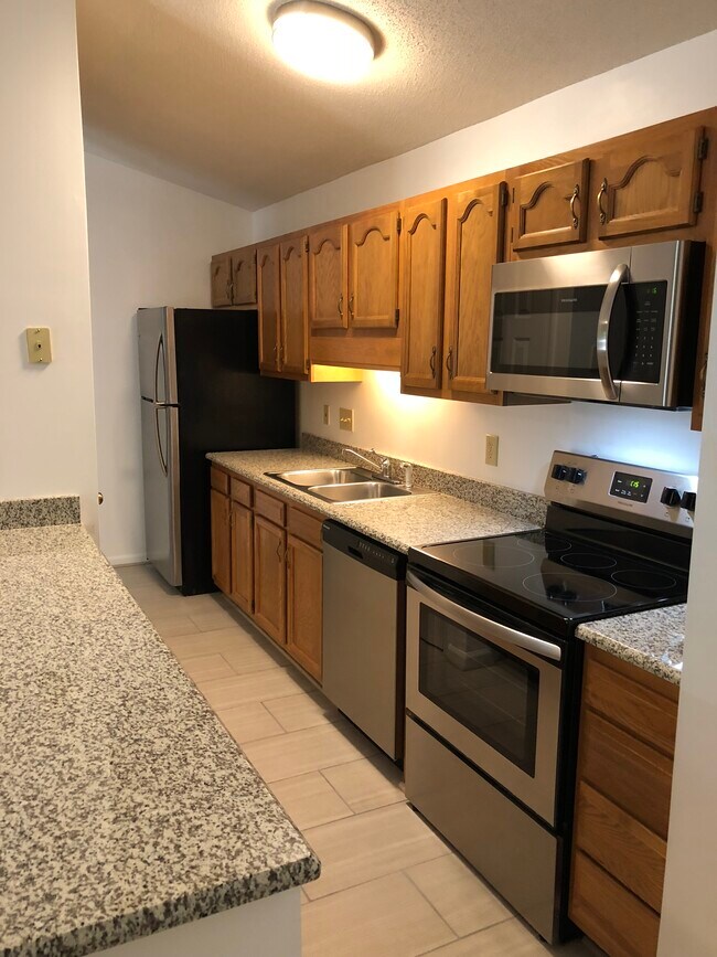 3701 Cotswold Ter, Unit 3-K in Greensboro, NC - Foto de edificio - Building Photo