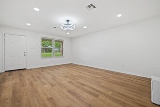 157 Hillside Dr in Liberty, TX - Foto de edificio - Building Photo