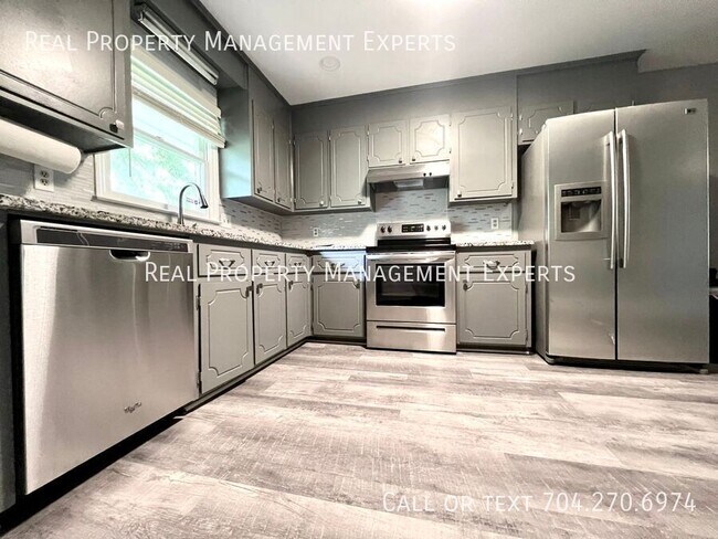 8001 Linda Lake Dr in Charlotte, NC - Building Photo - Building Photo