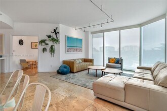 300 S Pointe Dr, Unit 403 in Miami Beach, FL - Foto de edificio - Building Photo